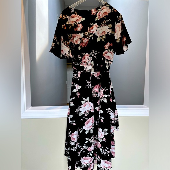 Black floral print wrap dress fits like 3XL - Picture 2 of 6